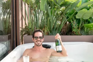 jacuzzi w ogrodzie