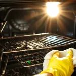 Czym wyczyścić piekarnik w środku? Sprawdzone metody i porady