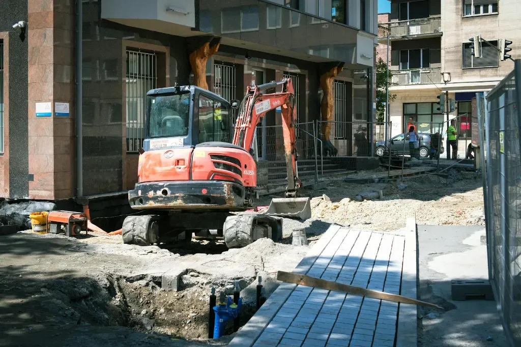 Jakie uprawnienia trzeba mieć do pracy na minikoparce