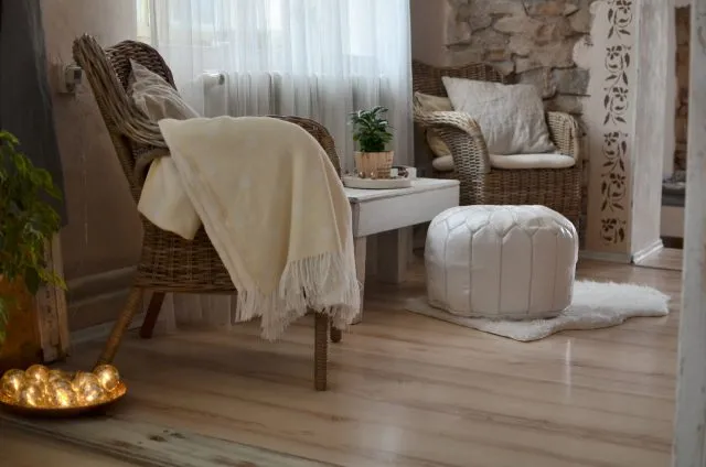 Aranżacje wnętrz w stylu boho: Jak wykorzystać dekoracje?