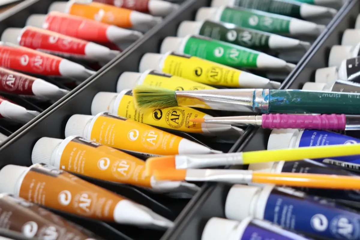Czym pomalować plastik? Odpowiednia farba do plastiku