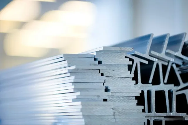 Właściwości aluminium: Zastosowanie w budownictwie i przemyśle
