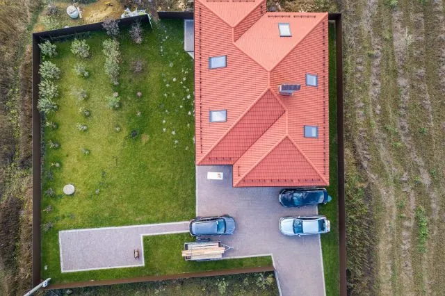 Wąska działka – jak usytuować projekt domu na działce? Zagadnienia związane z planowaniem odległości domu do granicy działki