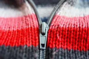 Jak naprawić zamek błyskawiczny? Zepsuty suwak w kurtce